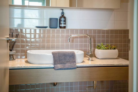 Port Adelaide Executive Waterfront Apartment - Accommodation Sunshine Coast 5
