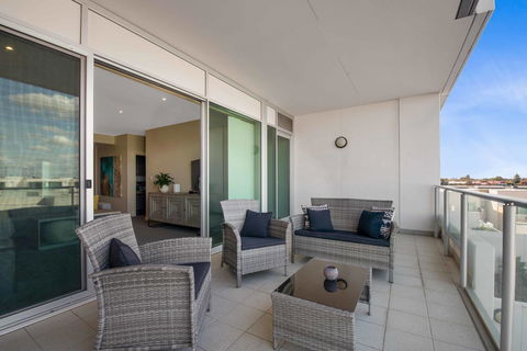 Port Adelaide Executive Waterfront Apartment - Accommodation Sunshine Coast 24