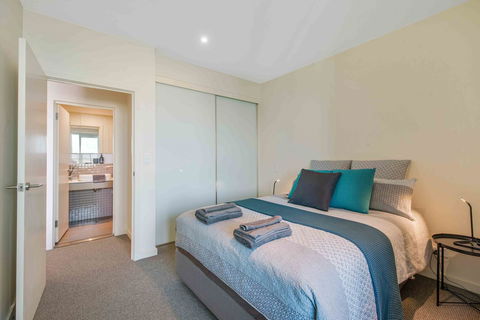 Port Adelaide Executive Waterfront Apartment - Accommodation Sunshine Coast 3