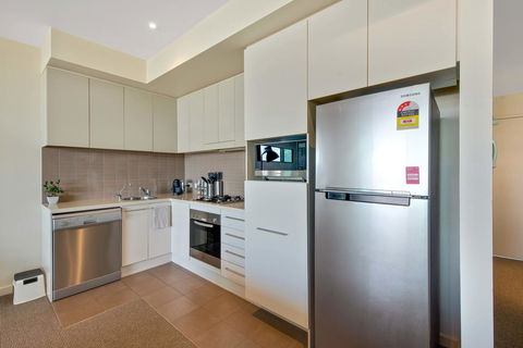 Port Adelaide Executive Waterfront Apartment - Accommodation Sunshine Coast 6