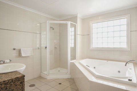 Marina Hotel - Accommodation Sunshine Coast 2
