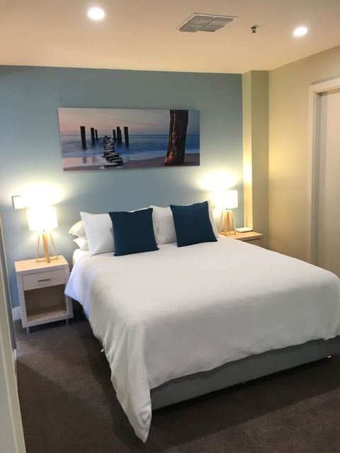 Beachside Luxury Apartments One & Two Bedroom In Beachfront Oaks Pier Building - Accommodation Sunshine Coast 23