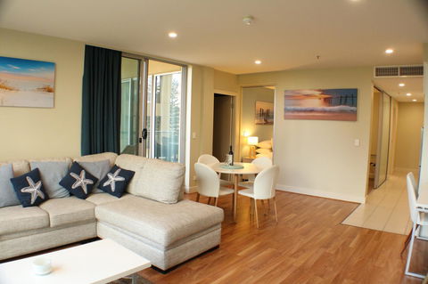 Beachside Luxury Apartments One & Two Bedroom In Beachfront Oaks Pier Building - Accommodation Sunshine Coast 4