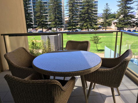 Beachside Luxury Apartments One & Two Bedroom In Beachfront Oaks Pier Building - Accommodation Sunshine Coast 25