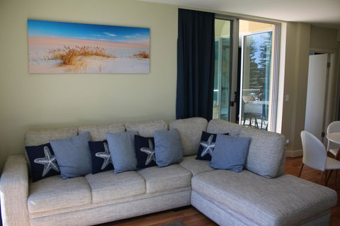 Beachside Luxury Apartments One & Two Bedroom In Beachfront Oaks Pier Building - Accommodation Sunshine Coast 11