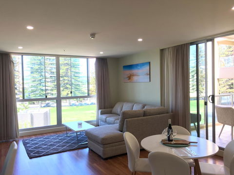 Beachside Luxury Apartments One & Two Bedroom In Beachfront Oaks Pier Building - Accommodation Sunshine Coast 3