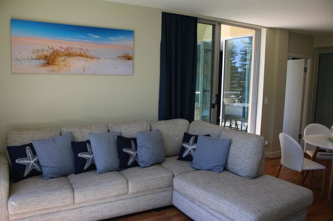 Beachside Luxury Apartments One & Two Bedroom In Beachfront Oaks Pier Building - Accommodation Sunshine Coast 12
