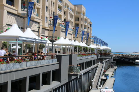 Beachside Luxury Apartments One & Two Bedroom In Beachfront Oaks Pier Building - Accommodation Sunshine Coast 13