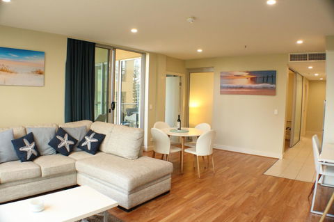 Beachside Luxury Apartments One & Two Bedroom In Beachfront Oaks Pier Building - Accommodation Sunshine Coast 5