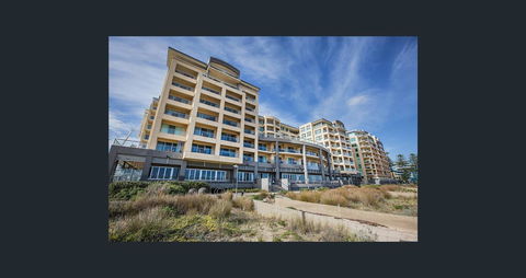 Beachside Luxury Apartments One & Two Bedroom In Beachfront Oaks Pier Building - Accommodation Sunshine Coast 2