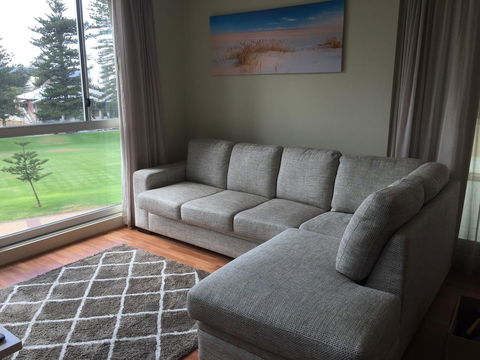 Beachside Luxury Apartments One & Two Bedroom In Beachfront Oaks Pier Building - Accommodation Sunshine Coast 16