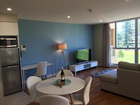 Beachside Luxury Apartments One & Two Bedroom In Beachfront Oaks Pier Building - Accommodation Sunshine Coast 19