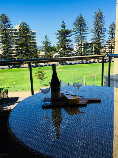 Beachside Luxury Apartments One & Two Bedroom In Beachfront Oaks Pier Building - Accommodation Sunshine Coast 26