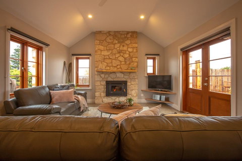 Lucy's Cottage - Accommodation Sunshine Coast 0