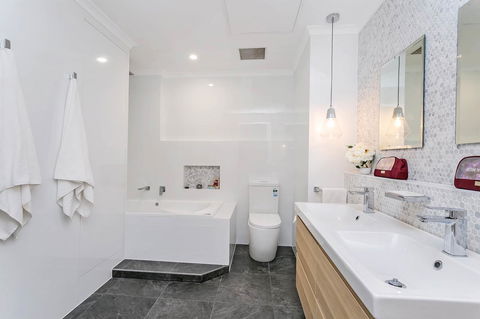 Heart Of Glenelg BnB - Accommodation Sunshine Coast 2