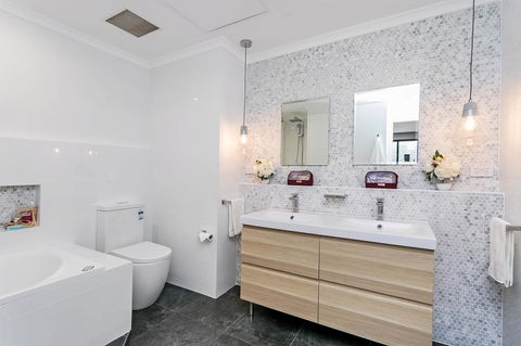 Heart Of Glenelg BnB - Accommodation Sunshine Coast 3