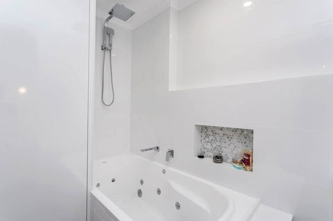 Heart Of Glenelg BnB - Accommodation Sunshine Coast 4