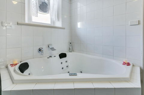 \'THE CHURCH\' Guest Home, Gawler Barossa Region - Accommodation Sunshine Coast 6