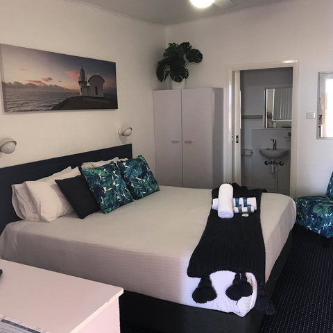 OCEAN BREEZE MOTEL - Accommodation Sunshine Coast 2