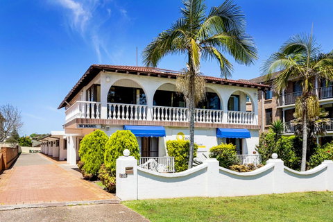 OCEAN BREEZE MOTEL - Accommodation Sunshine Coast 0