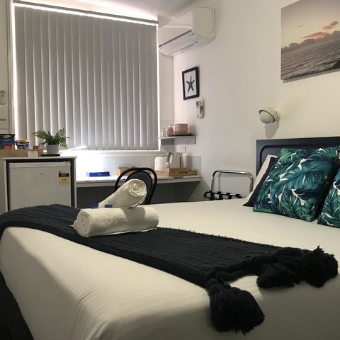 OCEAN BREEZE MOTEL - Accommodation Sunshine Coast 1