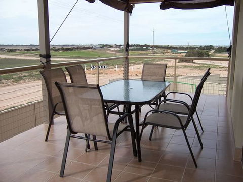 Relax On Par - Accommodation Sunshine Coast 11
