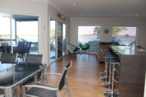 Waterfront On Osprey - Accommodation Sunshine Coast 7