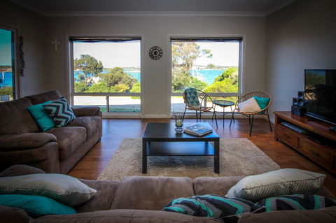 Waterfront On Osprey - Accommodation Sunshine Coast 2