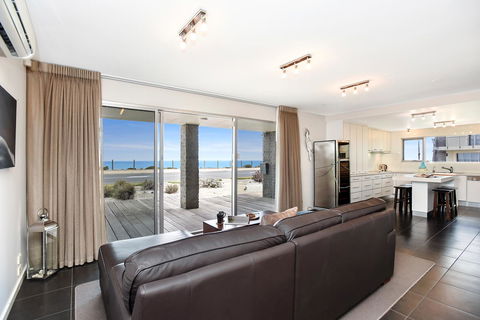 Esplanade Escape - Accommodation Sunshine Coast 1