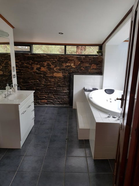 William Hunt's Retreat - Cypress Studio - Accommodation Sunshine Coast 4