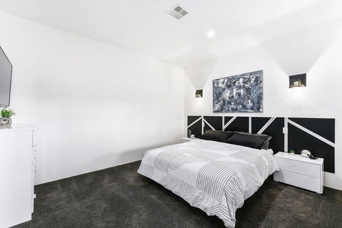 KENNEDY EXECUTIVE TOWNHOUSE - Accommodation Sunshine Coast 2