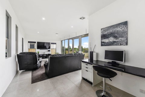 KENNEDY EXECUTIVE TOWNHOUSE - Accommodation Sunshine Coast 16