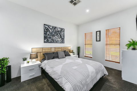 KENNEDY EXECUTIVE TOWNHOUSE - Accommodation Sunshine Coast 4
