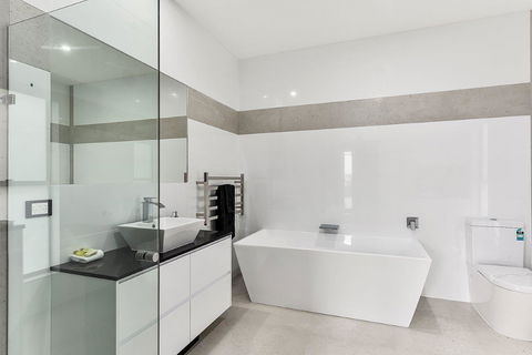 KENNEDY EXECUTIVE TOWNHOUSE - Accommodation Sunshine Coast 1