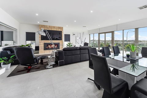 KENNEDY EXECUTIVE TOWNHOUSE - Accommodation Sunshine Coast 19