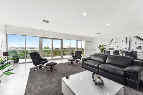 KENNEDY EXECUTIVE TOWNHOUSE - Accommodation Sunshine Coast 13