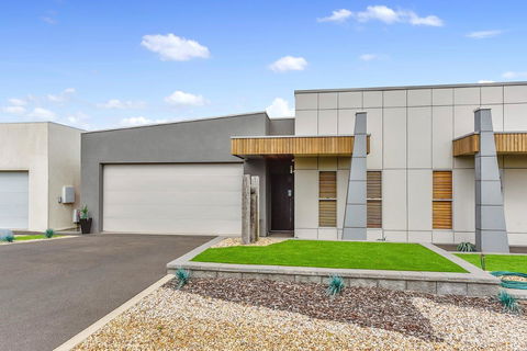 KENNEDY EXECUTIVE TOWNHOUSE - Accommodation Sunshine Coast 9