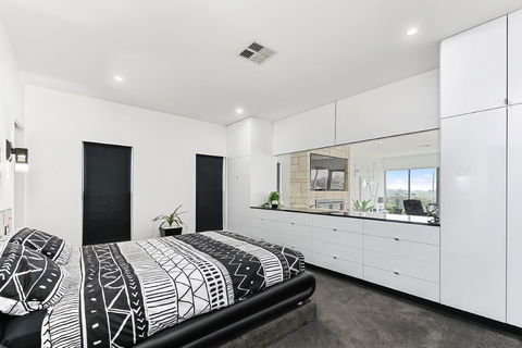KENNEDY EXECUTIVE TOWNHOUSE - Accommodation Sunshine Coast 11