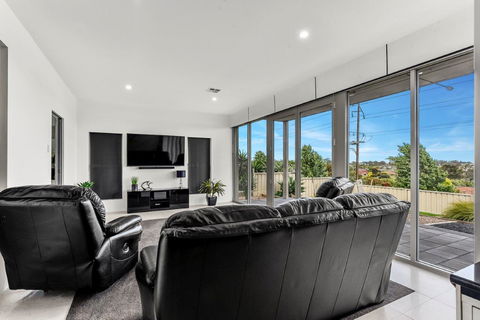 KENNEDY EXECUTIVE TOWNHOUSE - Accommodation Sunshine Coast 14