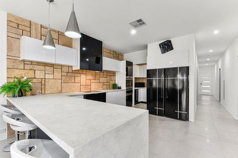 KENNEDY EXECUTIVE TOWNHOUSE - Accommodation Sunshine Coast 12