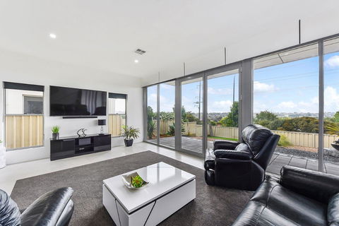 KENNEDY EXECUTIVE TOWNHOUSE - Accommodation Sunshine Coast 18