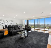 BENGALEE EXECUTIVE TOWNHOUSE- MODERN  STYLISH - Accommodation Sunshine Coast