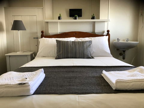 Cornwall Hotel - Accommodation Sunshine Coast 0