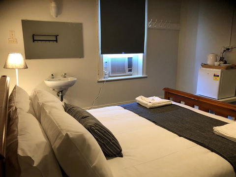Cornwall Hotel - Accommodation Sunshine Coast 16