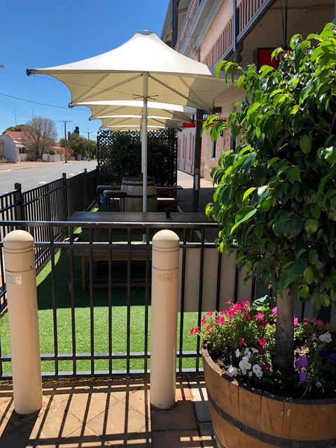 Cornwall Hotel - Accommodation Sunshine Coast 2