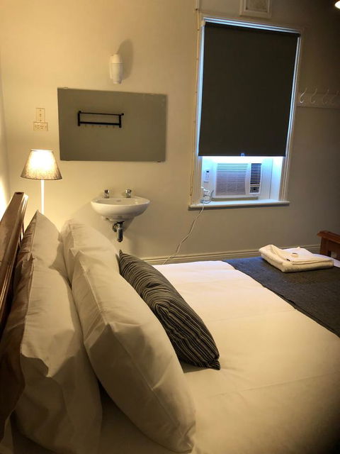 Cornwall Hotel - Accommodation Sunshine Coast 5