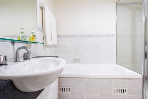 Executive 3 Bedroom Apartment + Internet + Parking - Accommodation Sunshine Coast 18