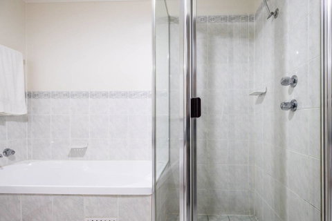 Executive 3 Bedroom Apartment + Internet + Parking - Accommodation Sunshine Coast 39