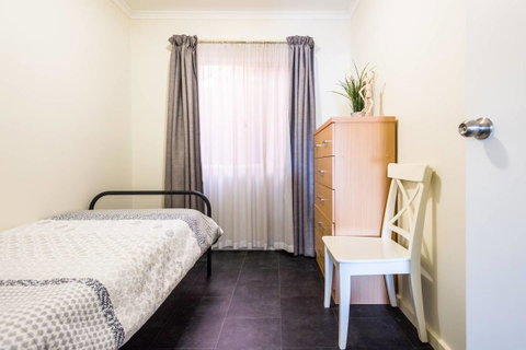 Executive 3 Bedroom Apartment + Internet + Parking - Accommodation Sunshine Coast 15