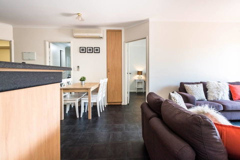 Executive 3 Bedroom Apartment + Internet + Parking - Accommodation Sunshine Coast 19